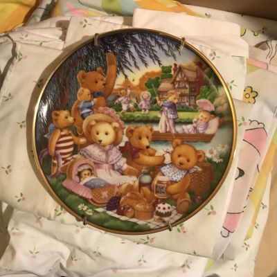 IMG_0760
Carol Lawson A Teddy Bear Picnic Limited Edition Fine Porcelain Plate Heirloom Condition:New Estimated Value $75.00

