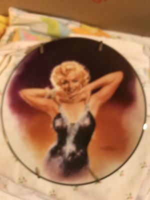 IMG_0765
Marilyn Monroe " shining star " Delphi 8" Collector Estimated Value 10.00
